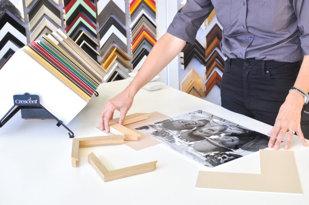 Expert Framing Services in Al Safa, Dubai - Mussawir Framers